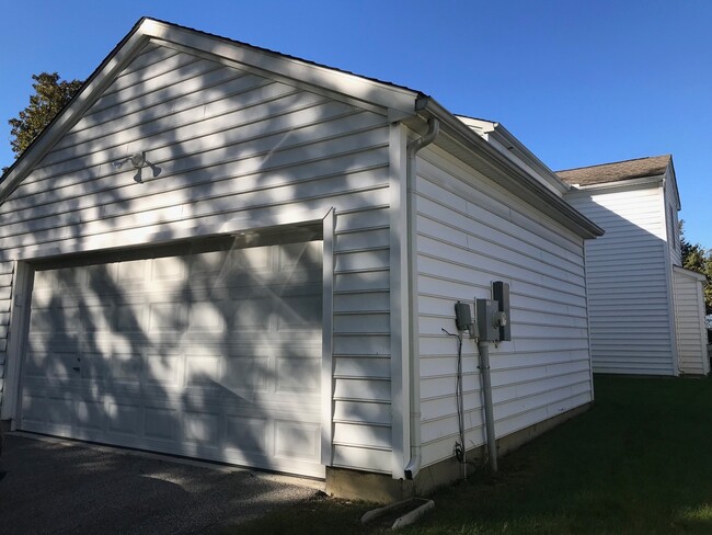 Building Photo - Beautiful 3 Bedroom 2.5 Bath Single Family...
