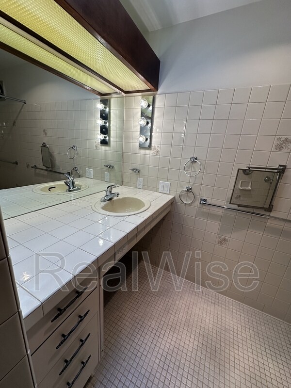 Building Photo - 7730 SW Eaker Pl