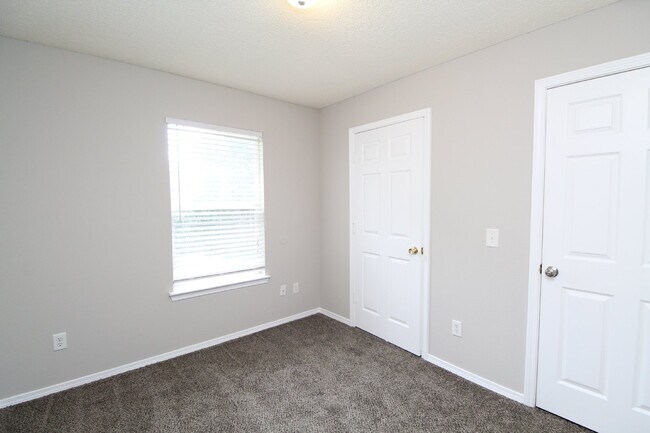 Building Photo - 3BR Gulf Breeze Home Zoned for Gulf Breeze High School with Open Living Area, Fenced Backyard & C...