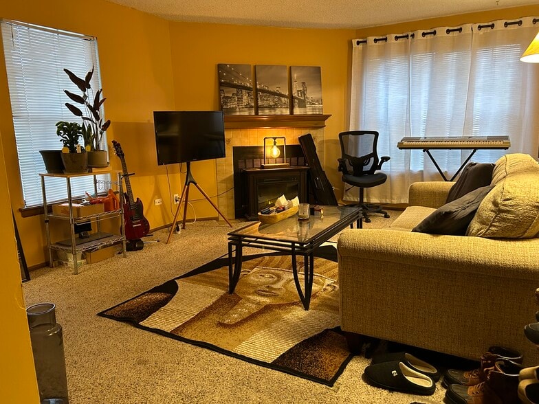 Building Photo - 8153 Holmes Rd