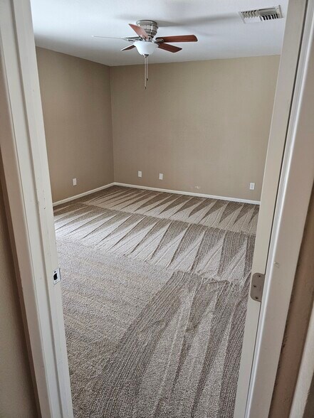 Building Photo - 4945 E Fox St