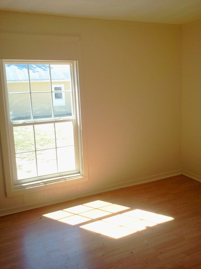 Building Photo - 3BR/1BA with HUGE Backyard, Laminate Wood ...