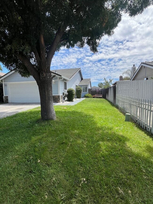 Building Photo - $2450 - 3 Bed/2 Bath Home in a Beautiful Neighborhood