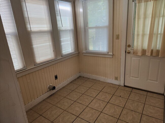 Building Photo - 3 Bedroom House