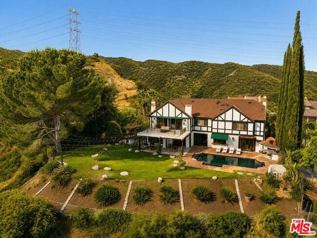 Building Photo - 3722 Alonzo Ave