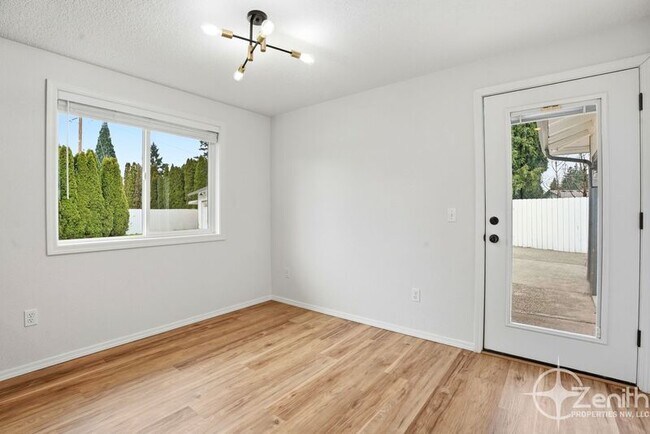 Building Photo - 13801 NE 40th St