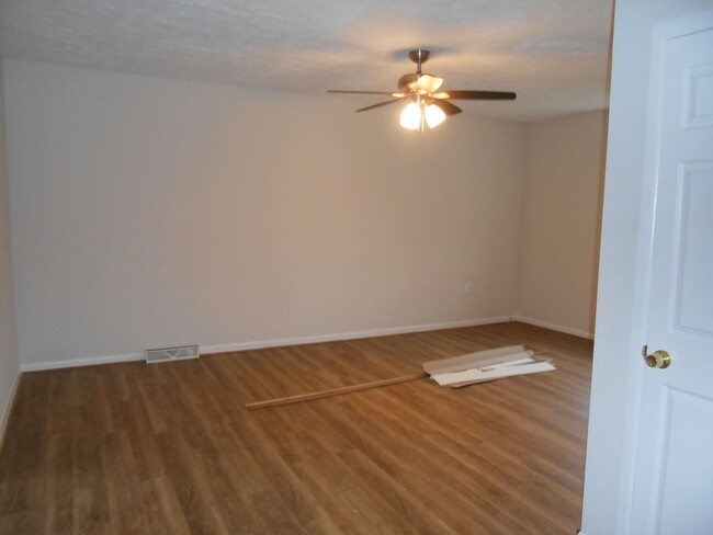 Building Photo - Remodeled, 2 Bedroom & 1 Bath Home  Like New!