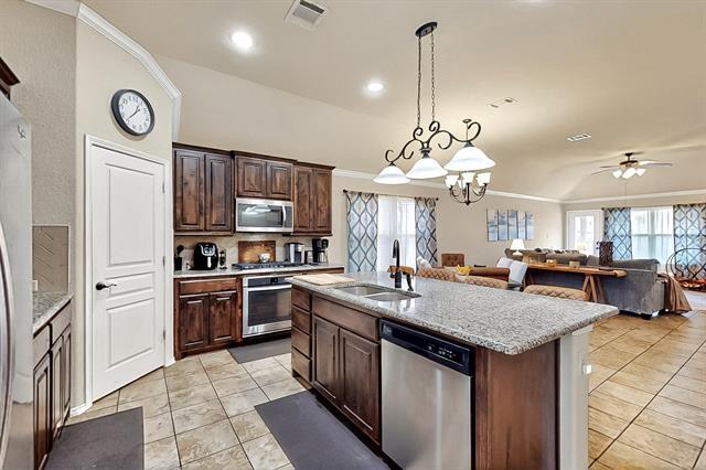Building Photo - 733 Ravenwood Dr