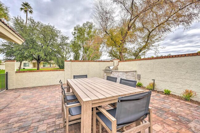 Building Photo - 7833 E Foxmore Ln