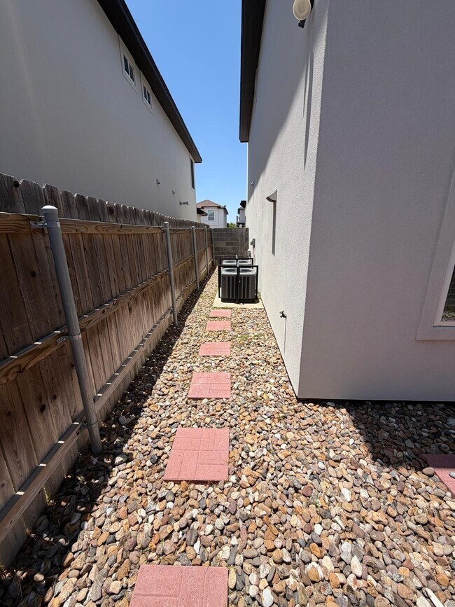 Building Photo - 7917 Elka Lp
