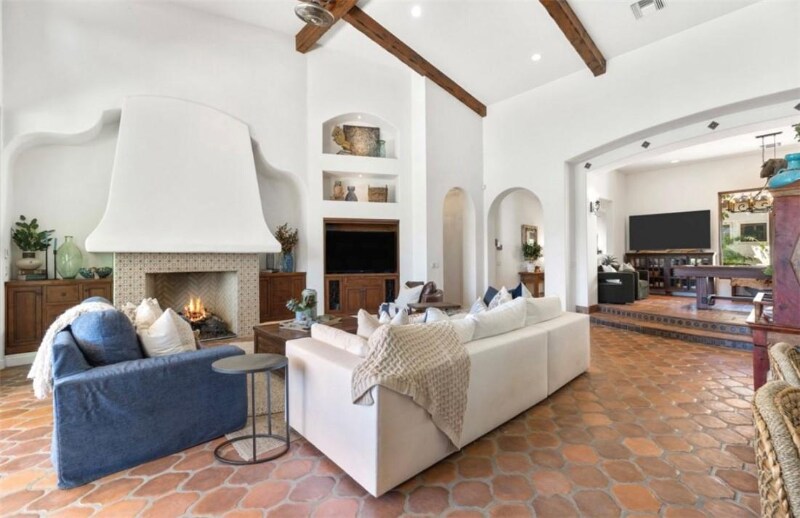 Building Photo - 56145 Village Dr