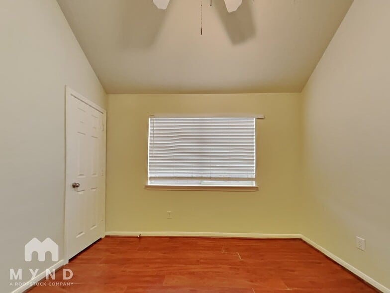 Building Photo - 807 Forest Star