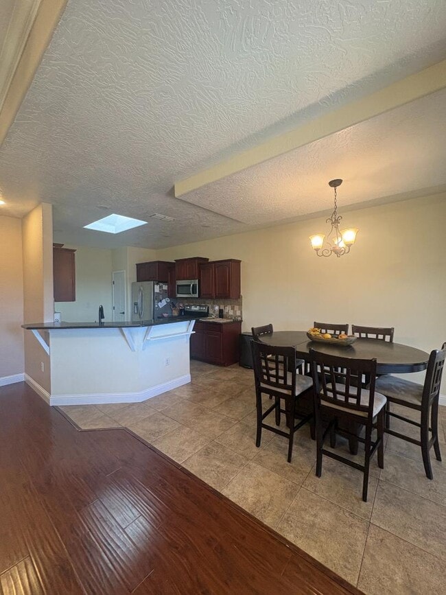Building Photo - 725 Almond Tree Ln