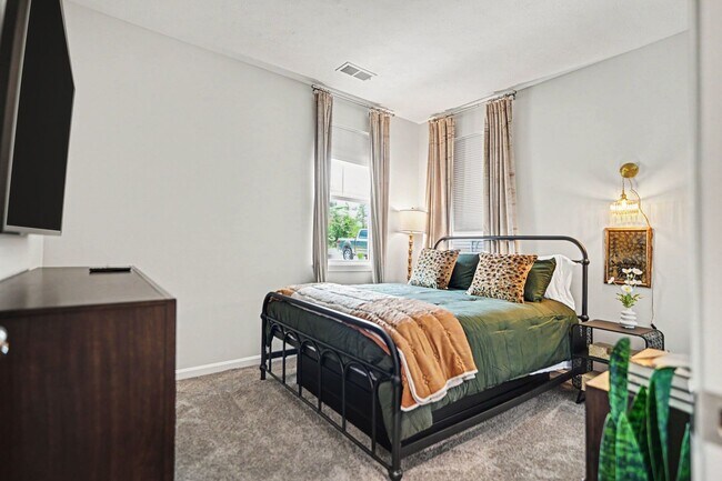 Building Photo - New Modern Duplex | 2 Bed, 2 Bath | Cincinnati
