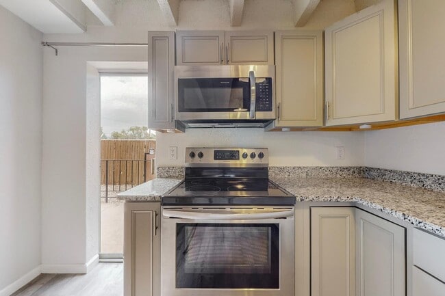 Building Photo - 1100 Alvarado Dr SE