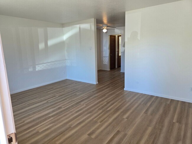 Building Photo - *!*!* Ground Floor Pet Friendly 1 Bedroom ...