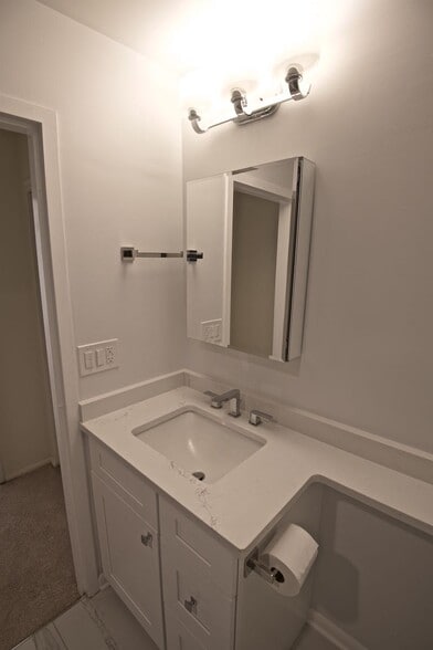 Master bathroom - 1250 Park Ave W