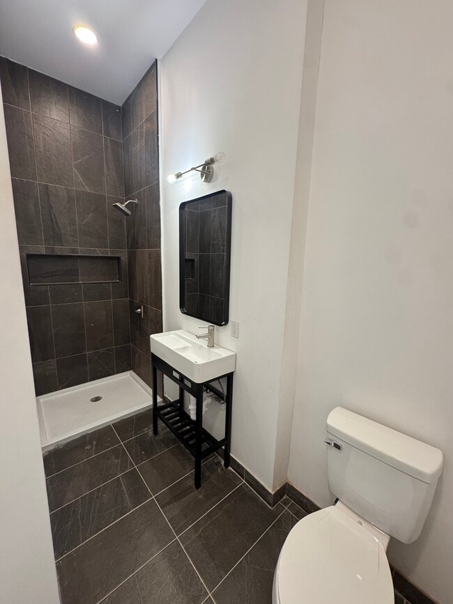 Building Photo - 839 S Jackson St