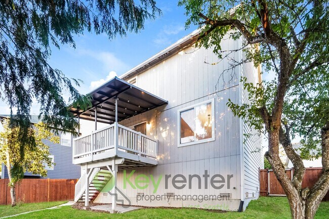 Building Photo - Kent Luxury Home with Double Primary Suite...