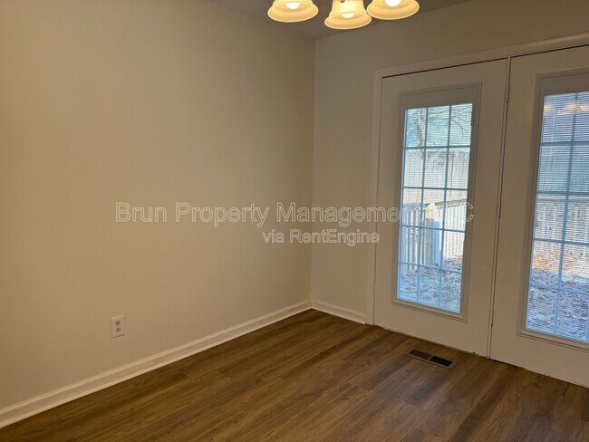 Building Photo - 11105 Lake Hills Dr