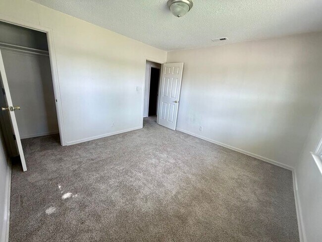 Building Photo - $1100 - 2 bed 1 bath - Single Family Home