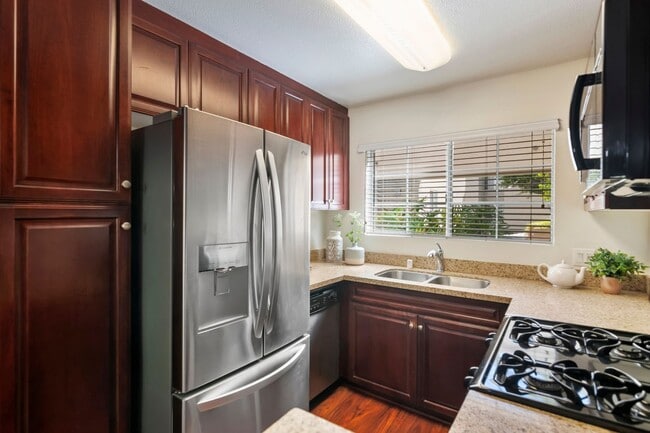 Building Photo - Great Woodland Hills Location!