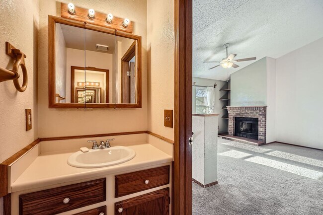 Building Photo - Spacious 2-Bed Townhome with Private Yard & 2-Car Garage in Aurora