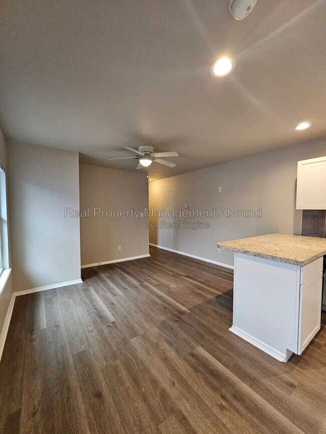 Building Photo - 727 S Olympia Ave