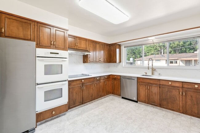 Building Photo - Charming Single-Family Home in a Desirable...