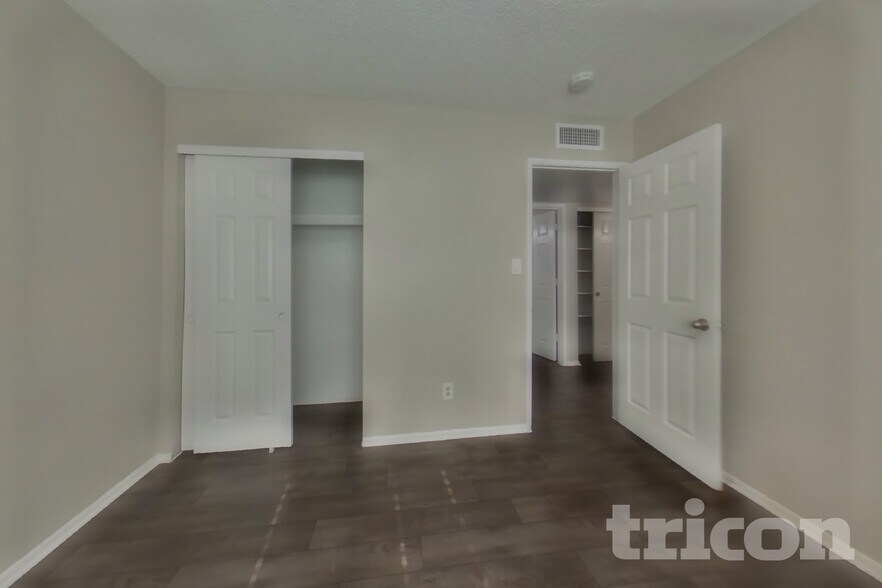 Building Photo - 7805 W Cora Ln