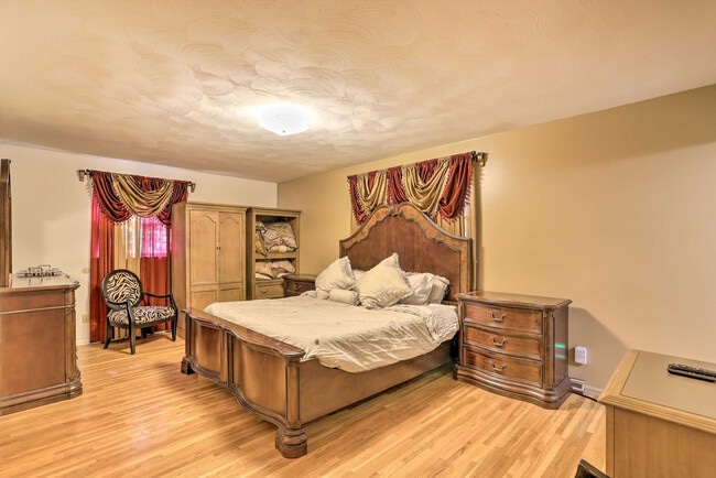 Building Photo - 1960 Pinelawn Dr