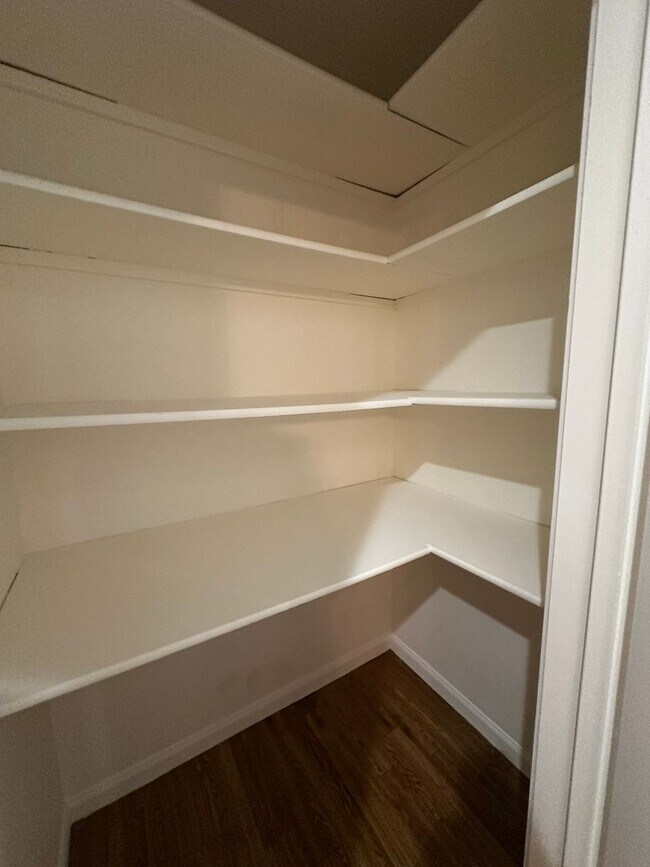 Building Photo - Tarrytown!!! - super location  3 bed, 2 ba...