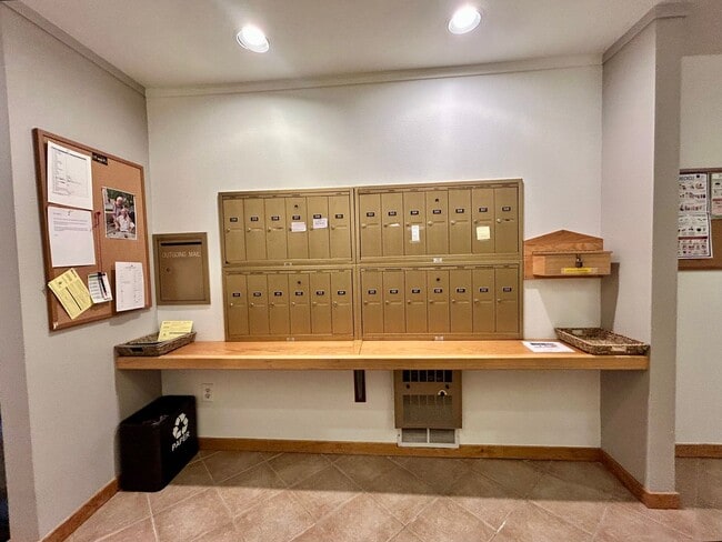 Building Photo - Two Bedroom Condo Available In Downtown Boulder