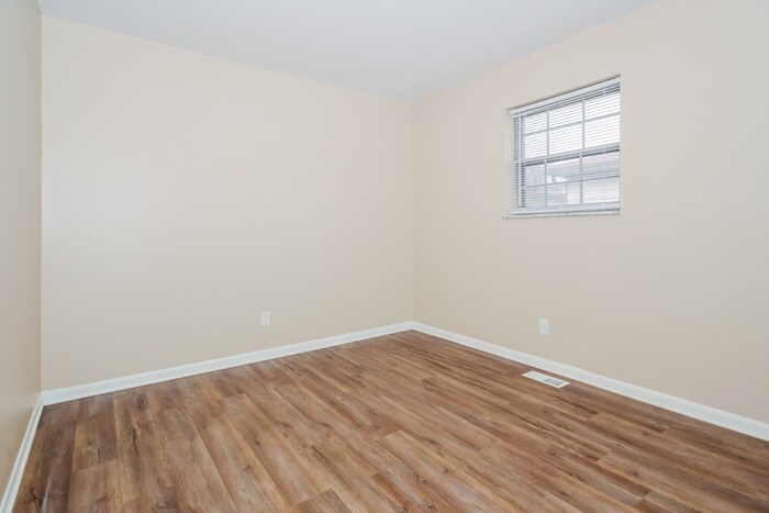 Building Photo - 10311 Baribeau Ln