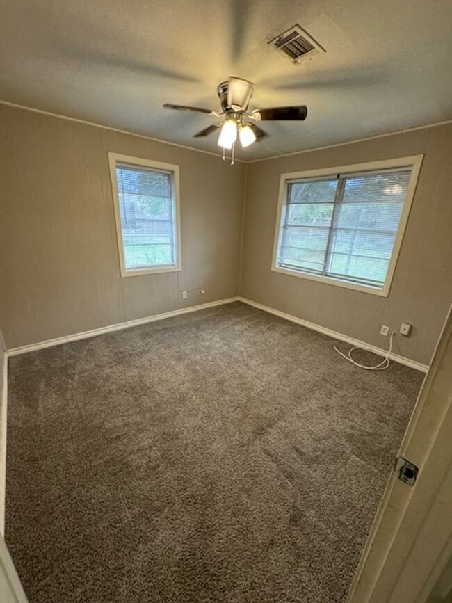 Building Photo - Mid April Move In