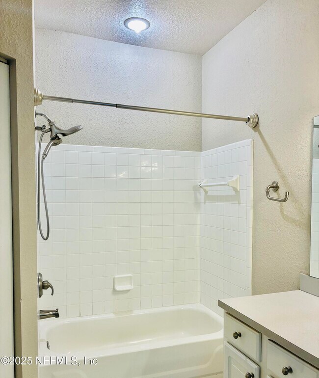 Building Photo - 13700 Richmond Park Dr N