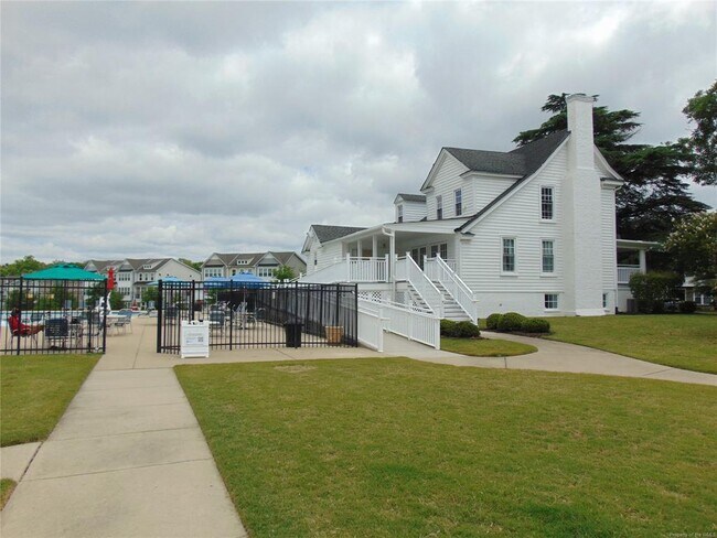 Building Photo - 3215 Kenton Ct