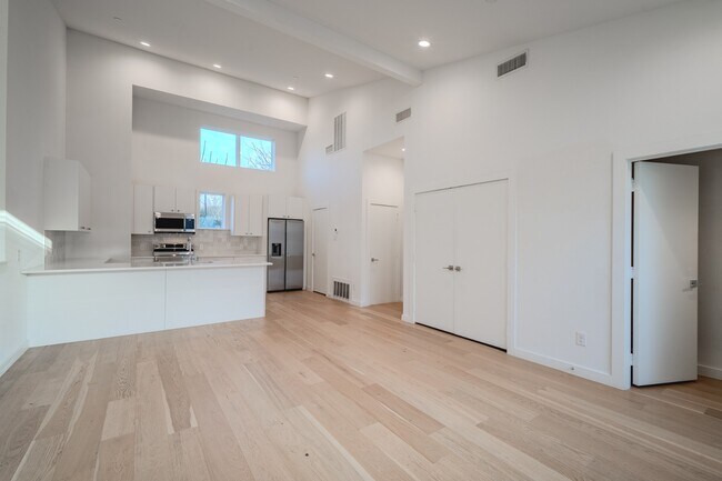 Building Photo - Stunning Newer Townhomes in Lakewood — Walk to Whole Foods, Trader Joe's & Lower Greenville