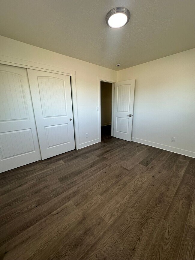 Building Photo - Deposit Moves You In! Modern 4-Bedroom Hom...