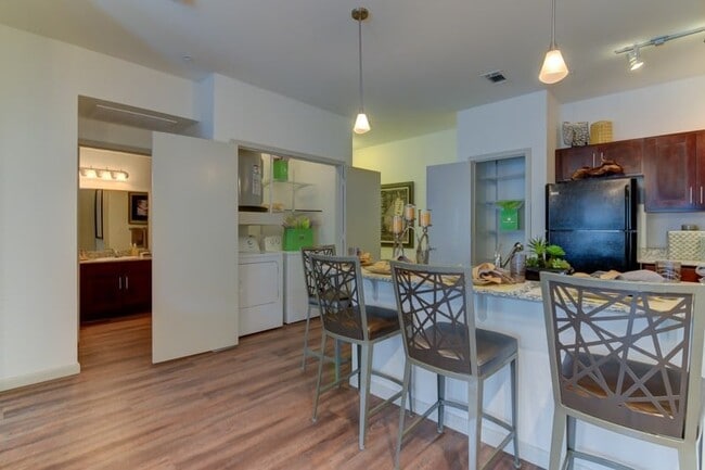 Building Photo - Volar Apartments