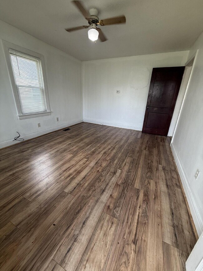 Building Photo - 2 bedroom, 1 bathroom house on W Kentucky Street