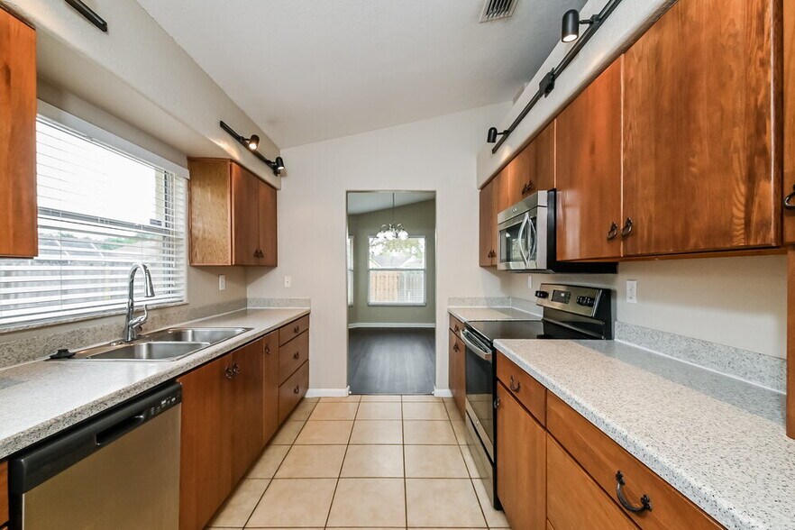 Building Photo - 1411 Forsyth Way