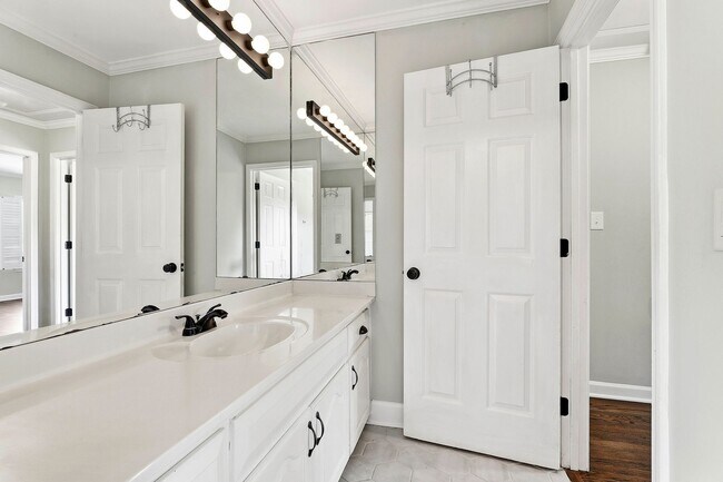 Building Photo - Charming 3BR Townhome with Elevator in the Heart of Fayetteville