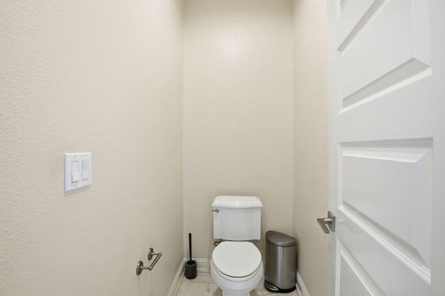 Building Photo - Gorgeous 2 Bed, 2.5 Bath Townhome in Exclusive Reflection Community!