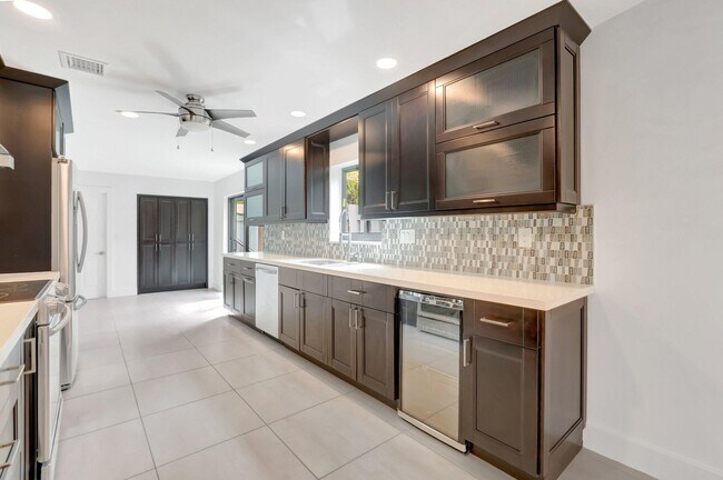 Building Photo - 355 Woodlake Ln