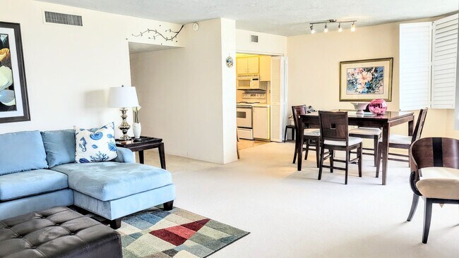 Building Photo - SEASONAL SHORT-TERM 1-BED 1 BATH CONDO ON LONGBOAT KEY. BEACH ACCESS