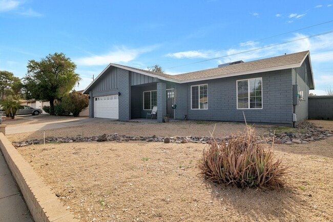 Building Photo - Beautiful Glendale Home With Pool!