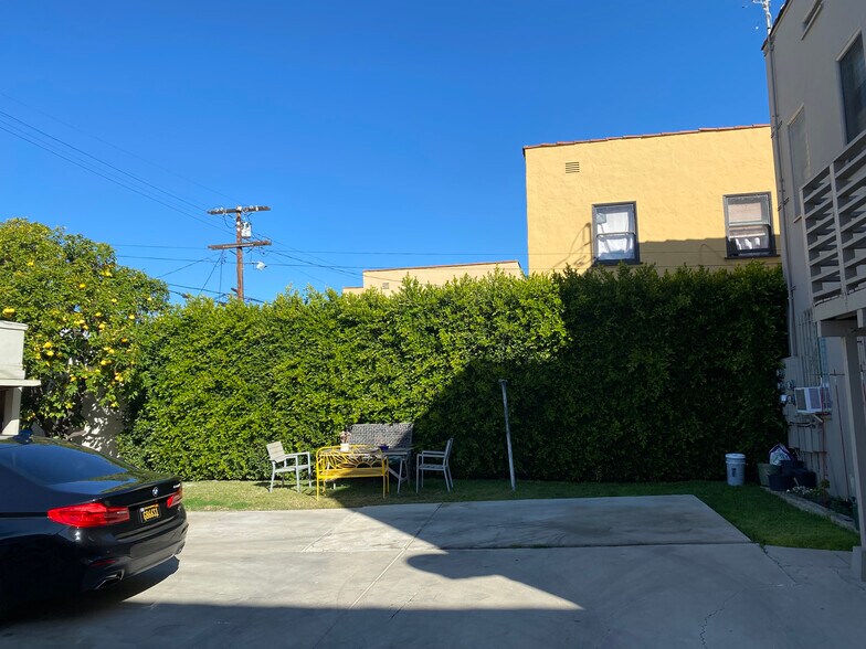 Shared Backyard - 429 N Stanley Ave