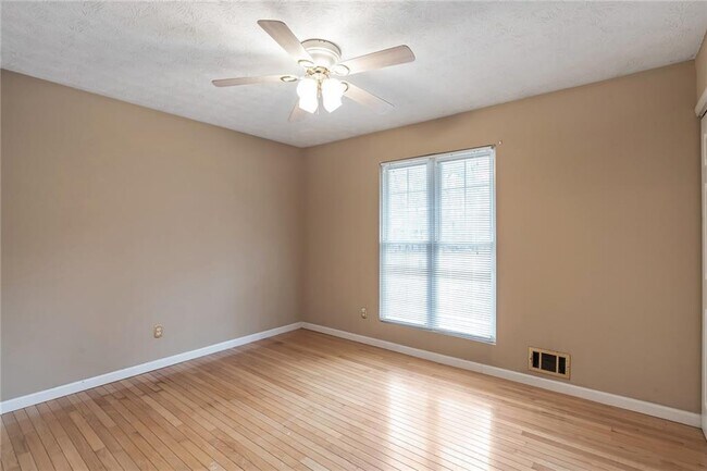 Building Photo - 131 Arrowood Ln