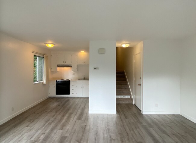 Building Photo - HUGE Stunning Remodeled 1BR/1BA Flat! Parking! -PROGRESSIVE